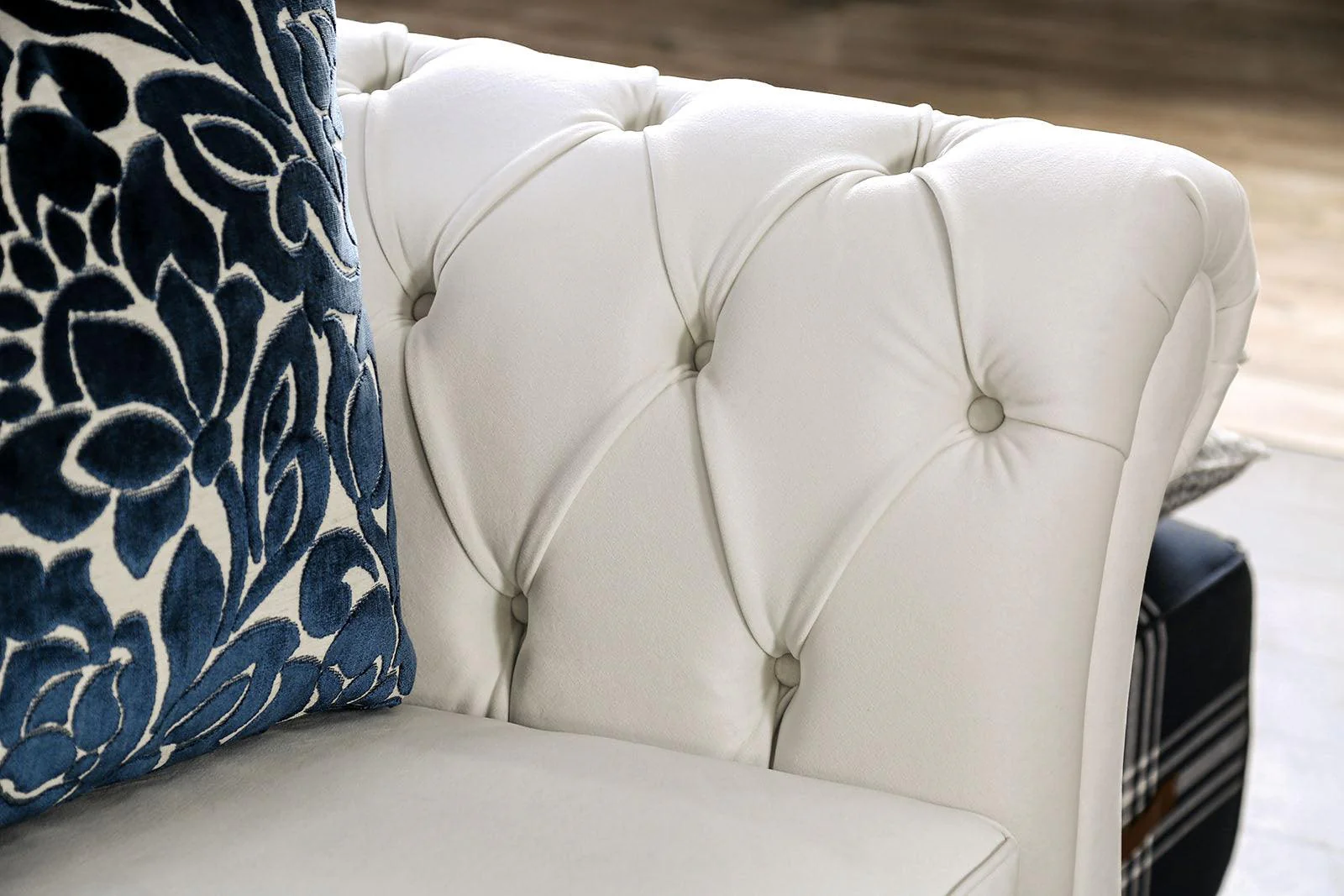 Antoinette White Loveseat - Image 3
