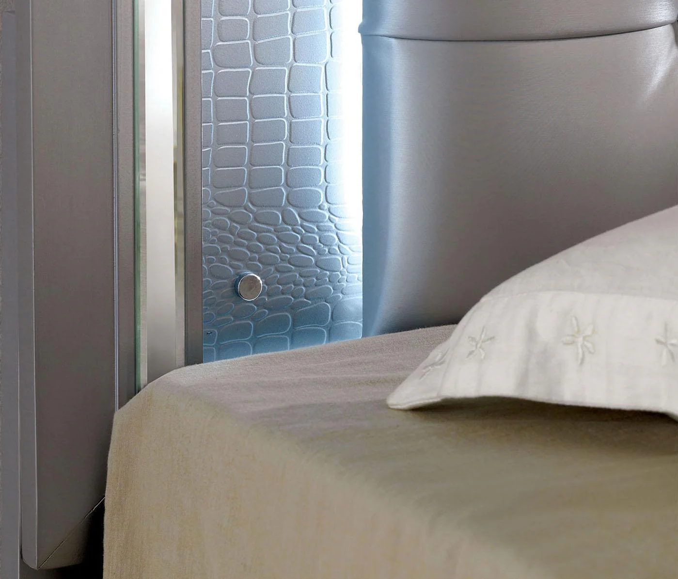 Bellanova Silver LED Queen Bed - Image 3