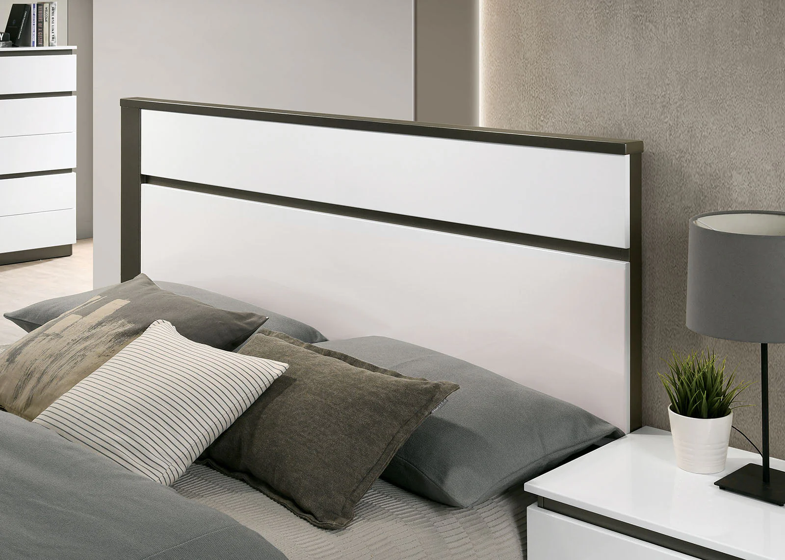Birsfelden White/Metallic Gray California King Bed - Image 3