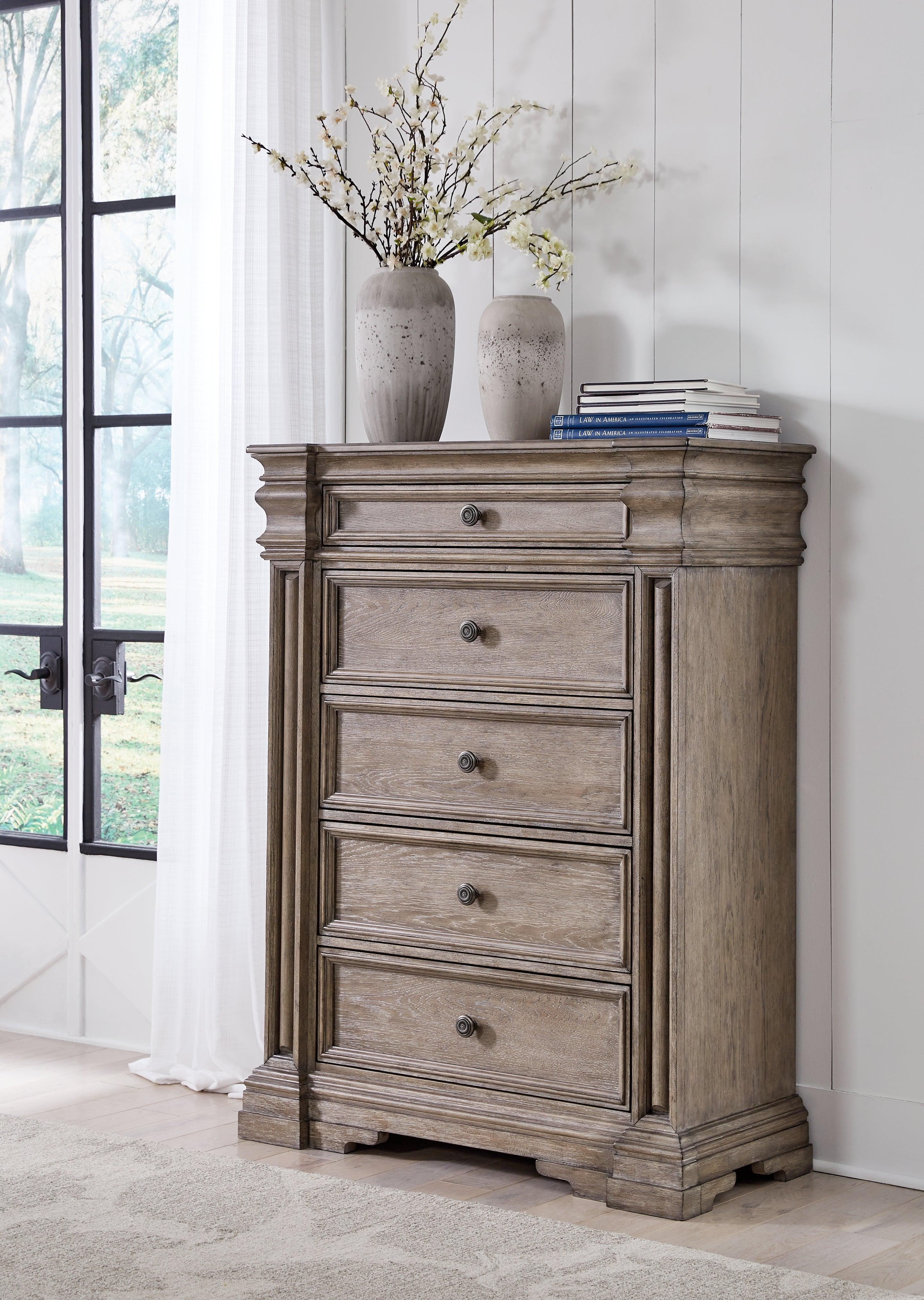 Blairhurst Light Grayish Brown Chest of Drawers - Image 8