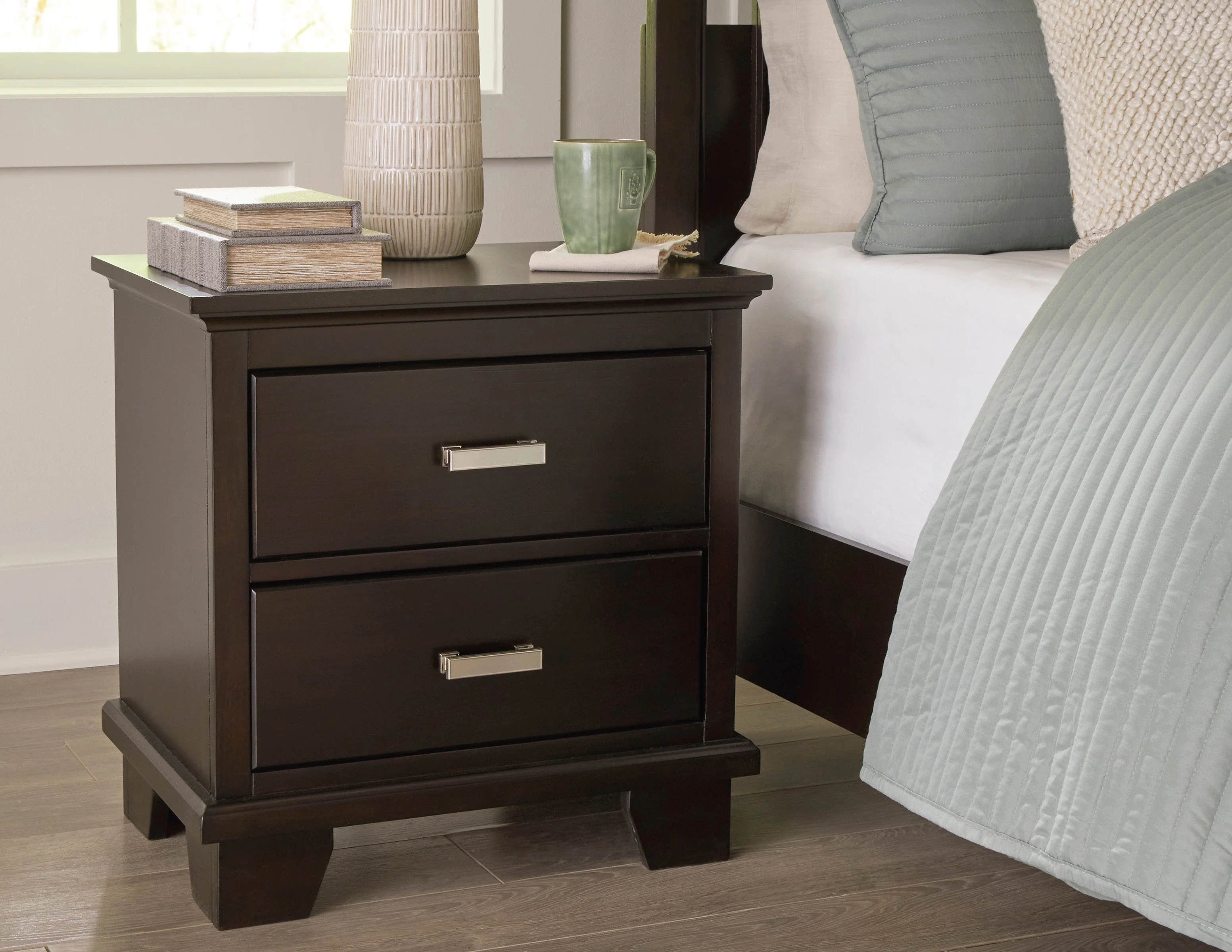 Covetown Dark Brown Panel Bedroom Set - Image 19