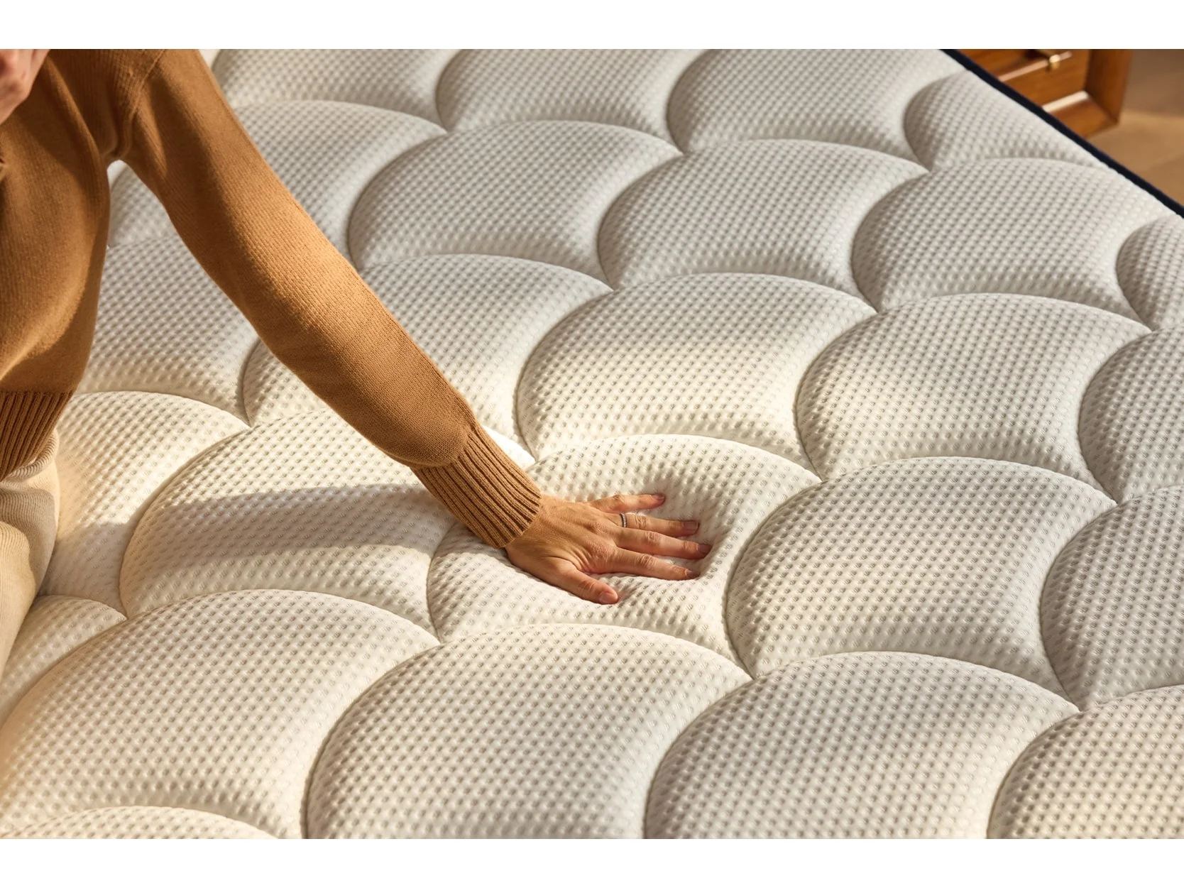 DreamCloud Classic Hybrid Firm White Queen Mattress - Image 9