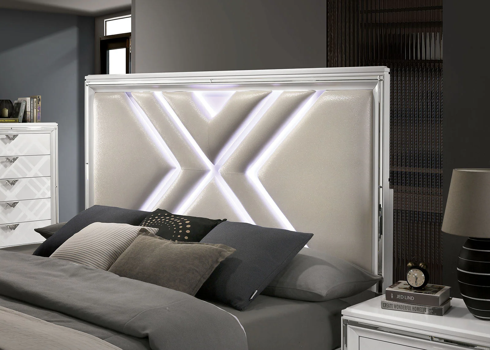 Emmeline White 4-Piece Queen Bedroom Set - Image 3