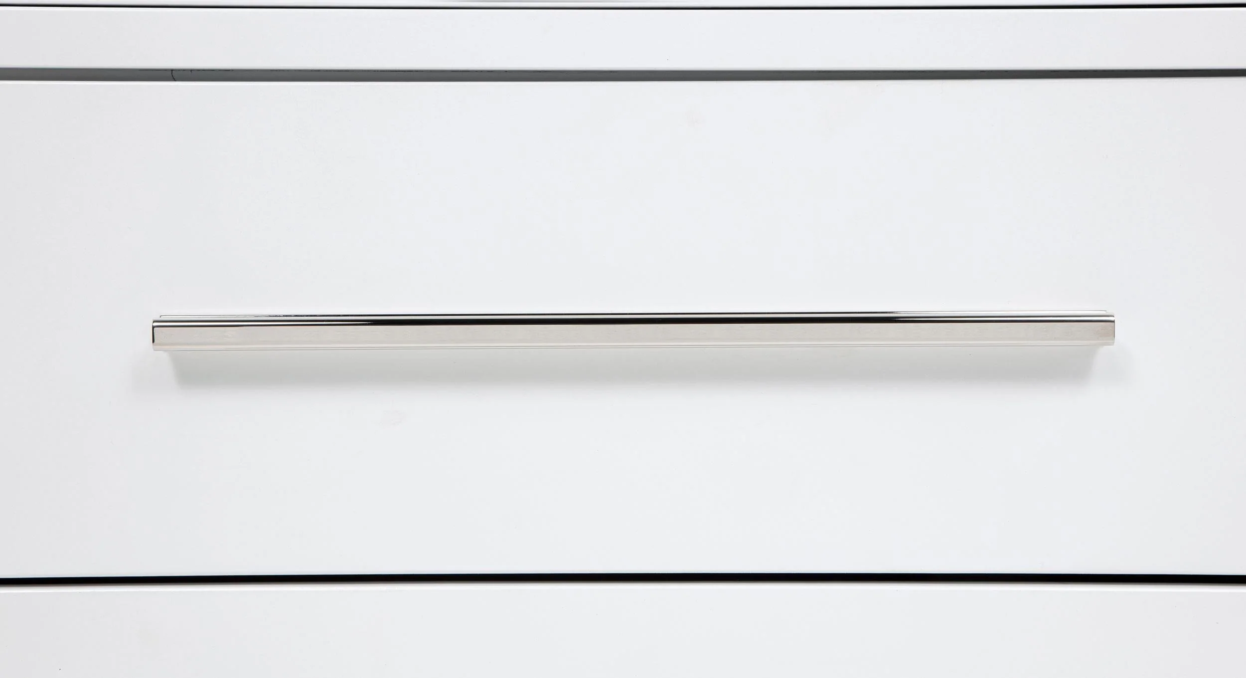 Gracemont White 5-Drawer Bedroom Chest of Drawers - Image 12