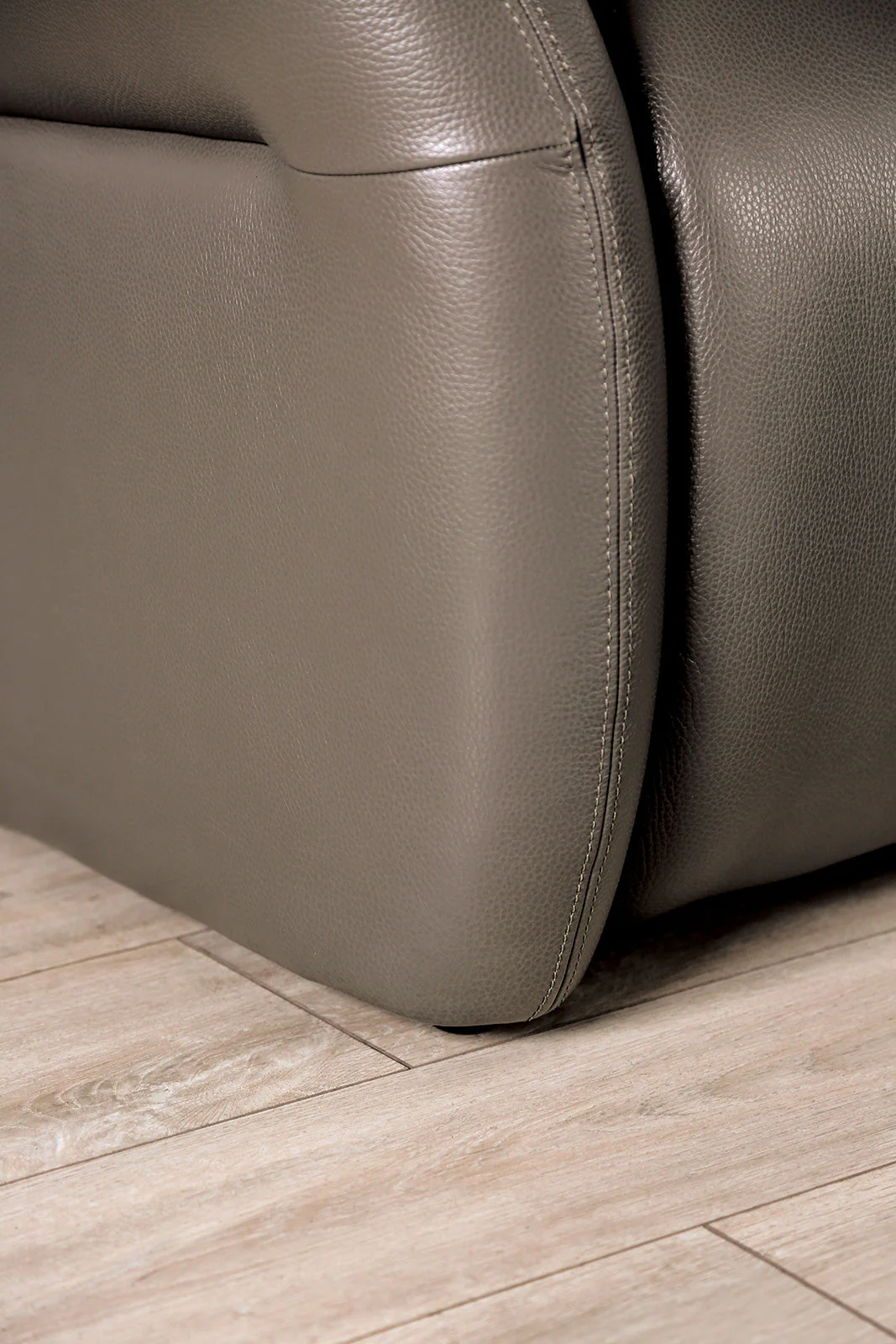 Granucci Gray Power Loveseat - Image 4