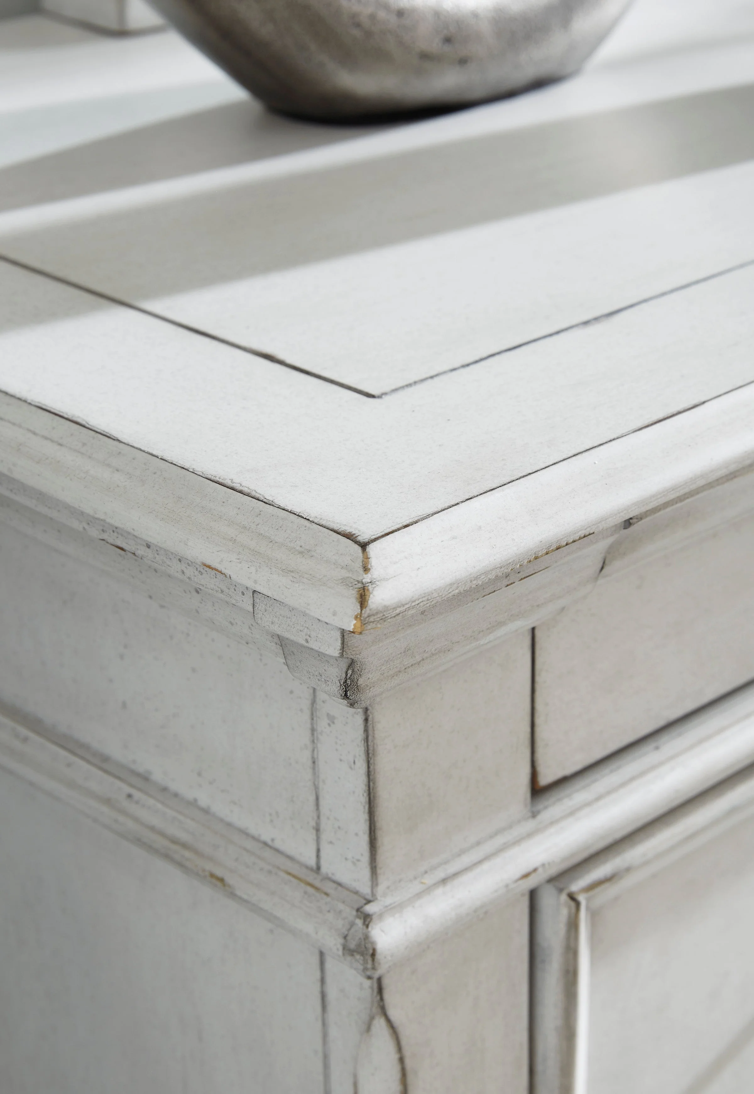 Kanwyn Whitewash Upholstered Panel Bedroom Set - Image 6