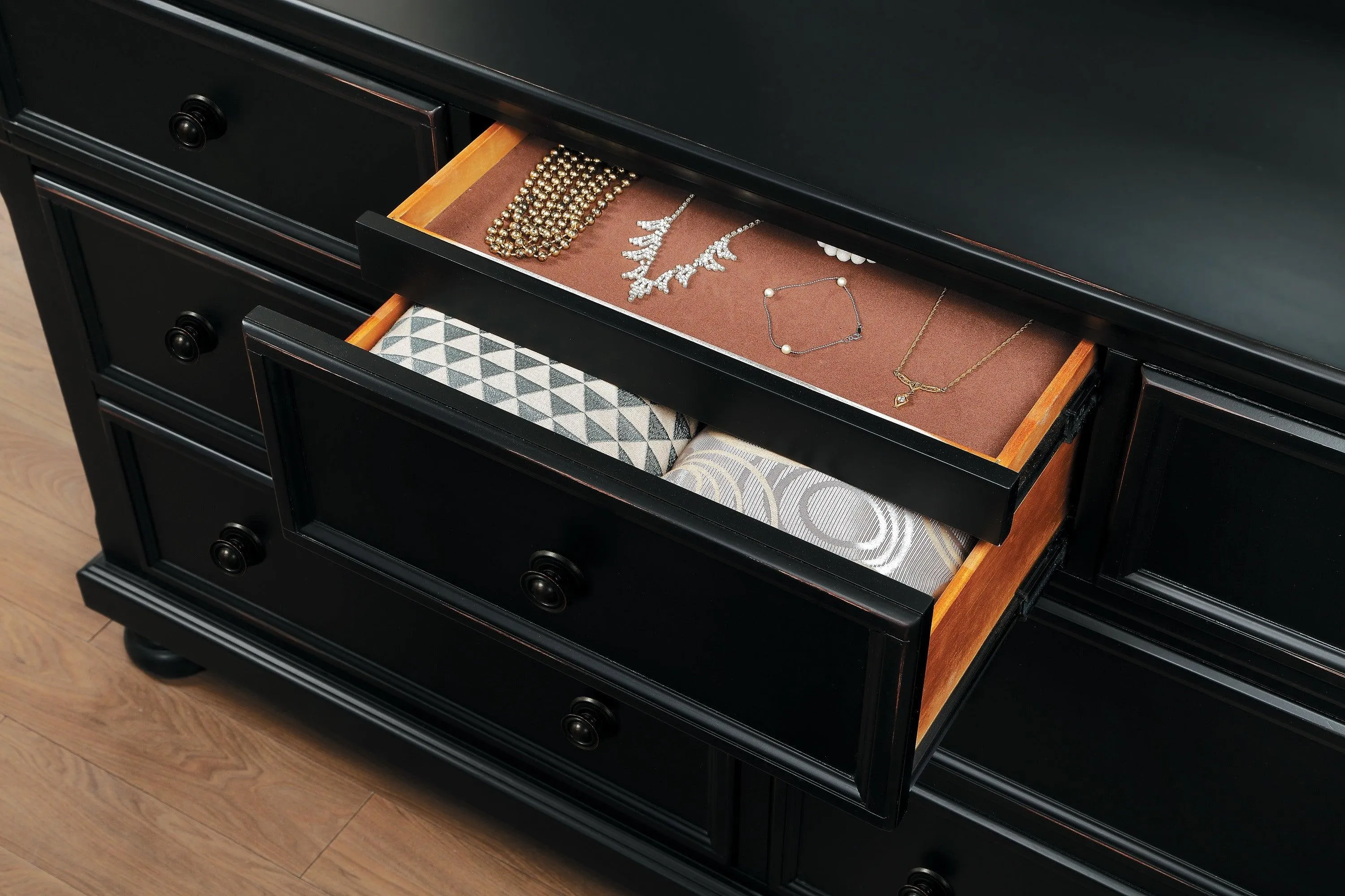 Laurelin Black Sleigh Storage Platform Bedroom Set - Image 11