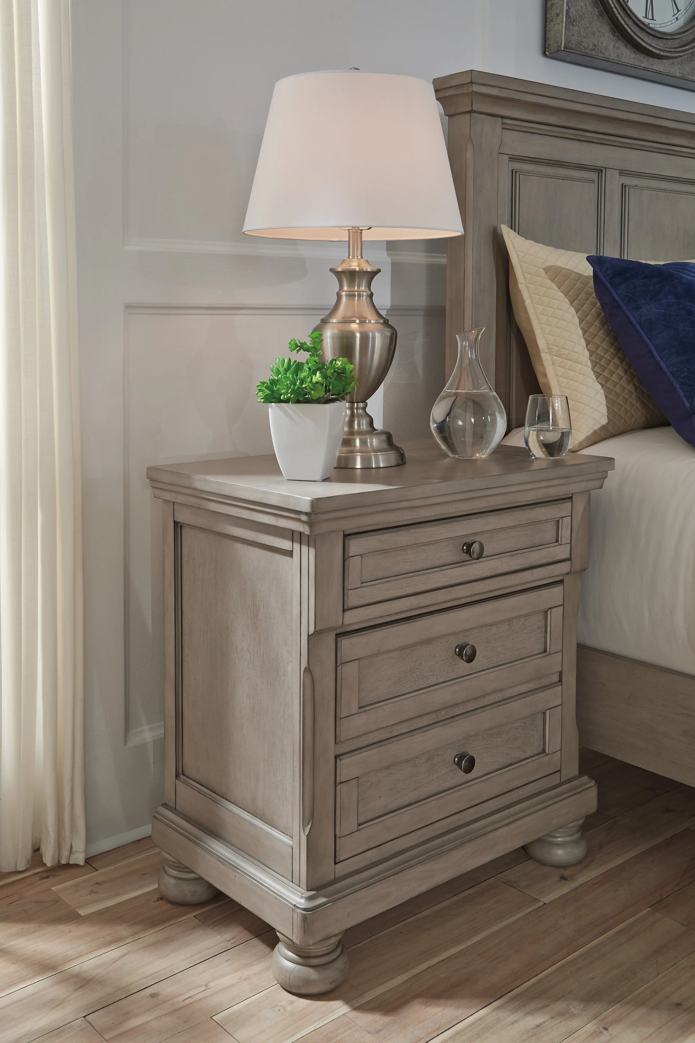 Lettner Light Gray Panel Bedroom Set - Image 5