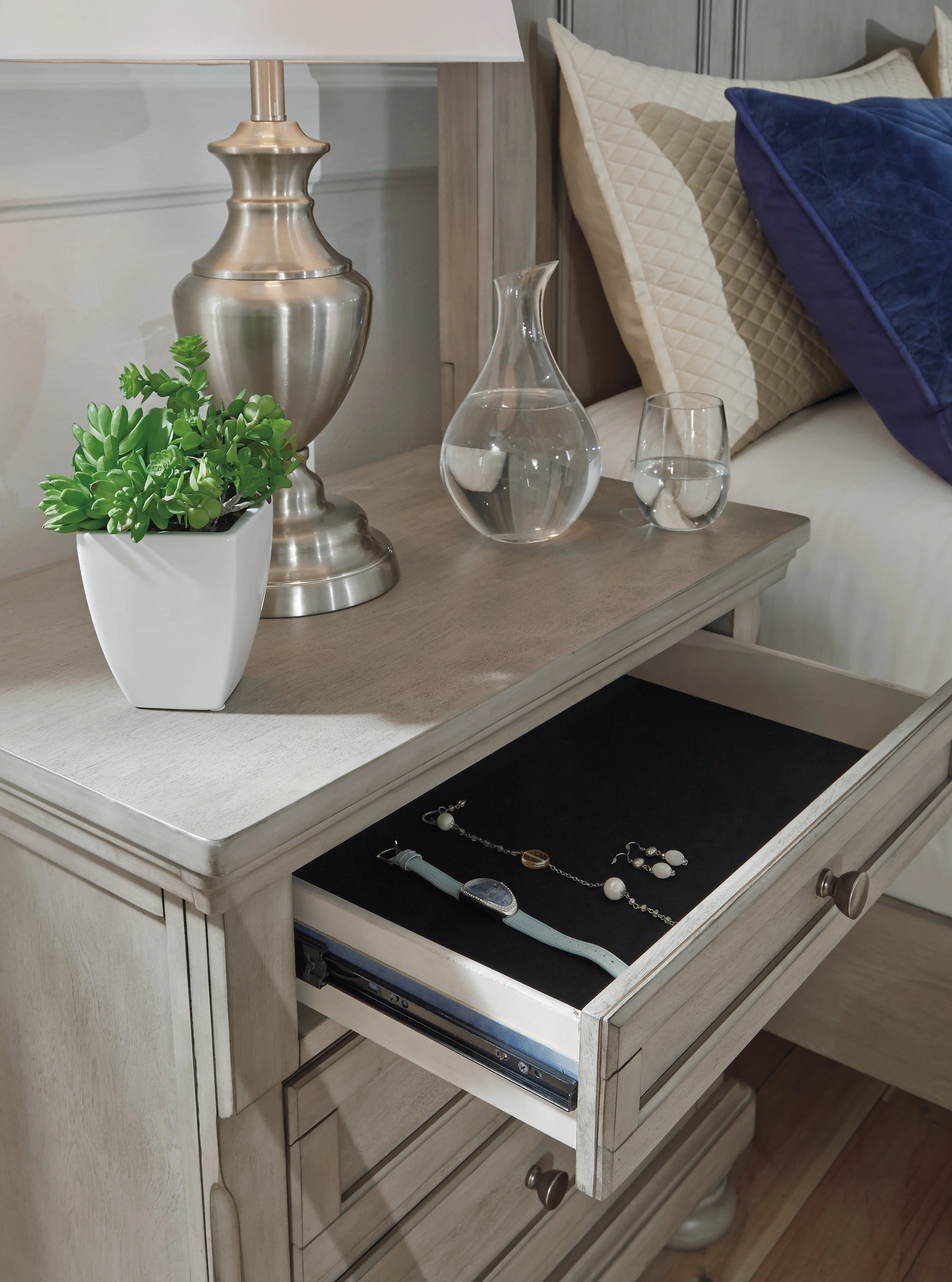 Lettner Light Gray Panel Bedroom Set - Image 9