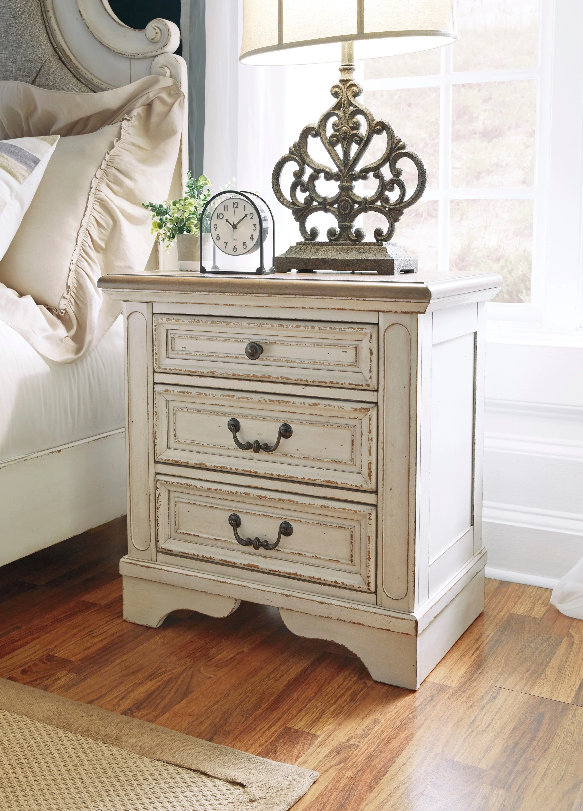 Realyn Chipped White Upholstered Sleigh Bedroom Set - Image 14