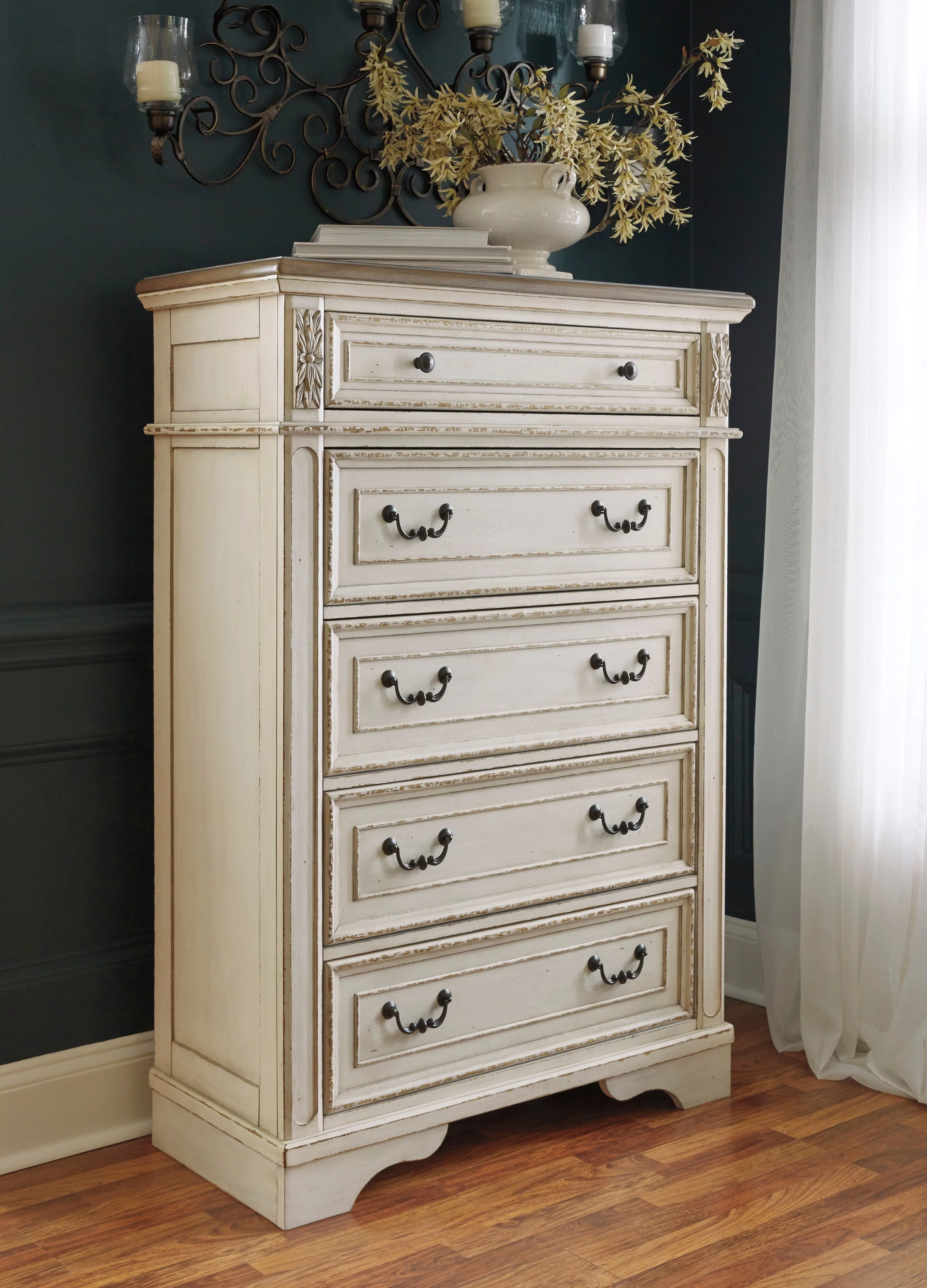 Realyn Chipped White Upholstered Storage Platform Bedroom Set with Footboard Bench - Image 10