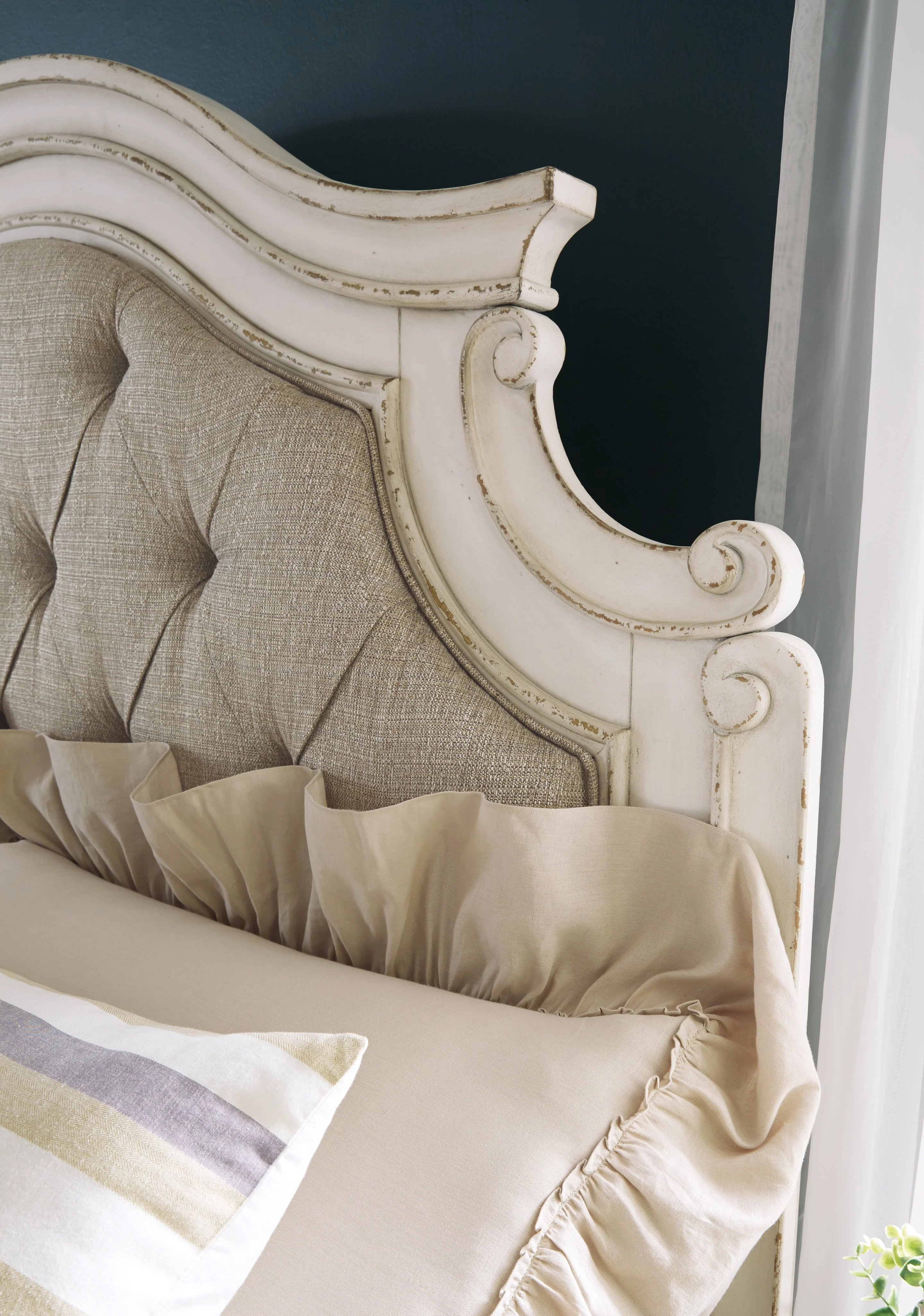 Realyn Chipped White Upholstered Storage Platform Bedroom Set with Footboard Bench - Image 25