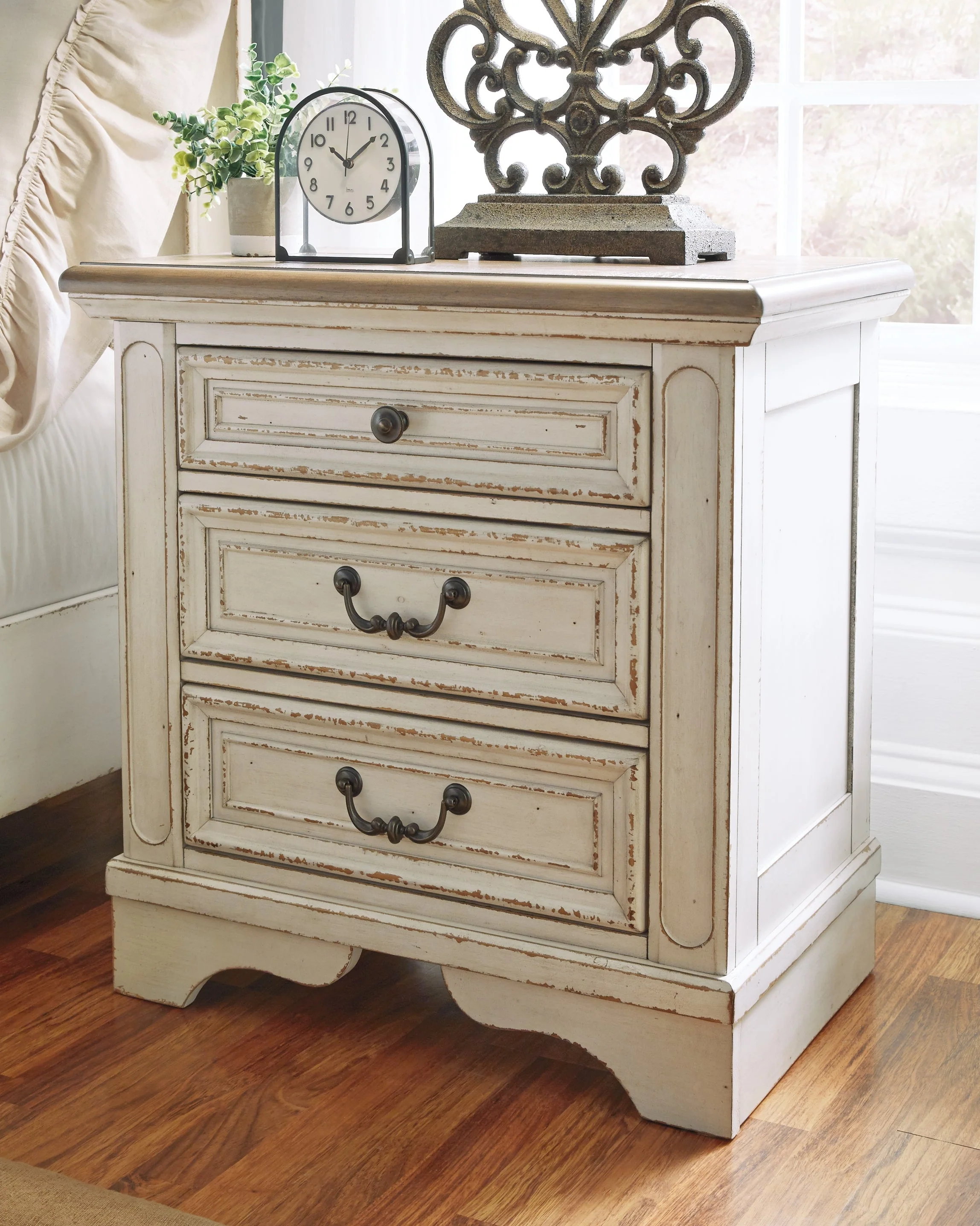 Realyn Chipped White Upholstered Storage Platform Bedroom Set with Footboard Bench - Image 26