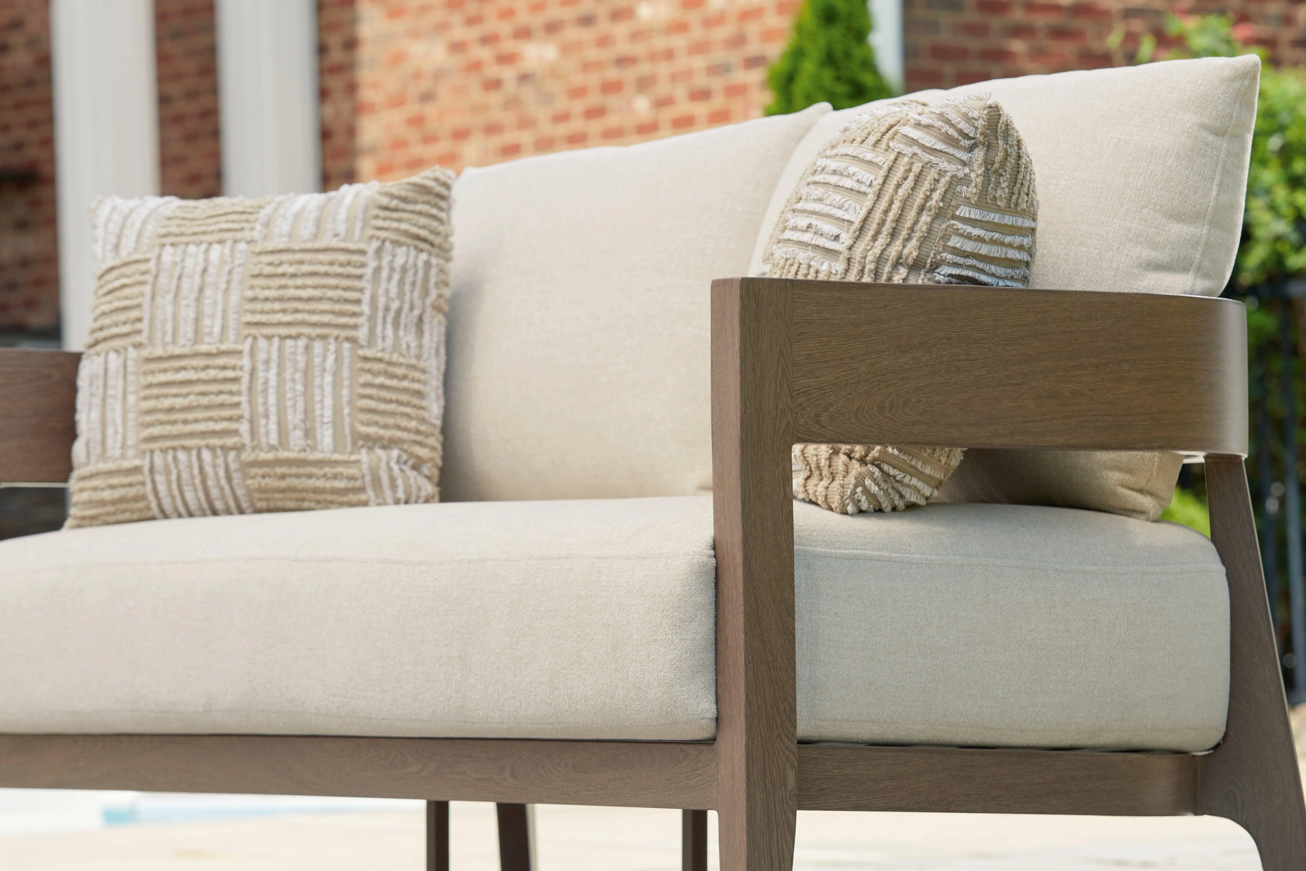 Serene Bay Dark Brown/White Outdoor Loveseat with Cushion - Image 7