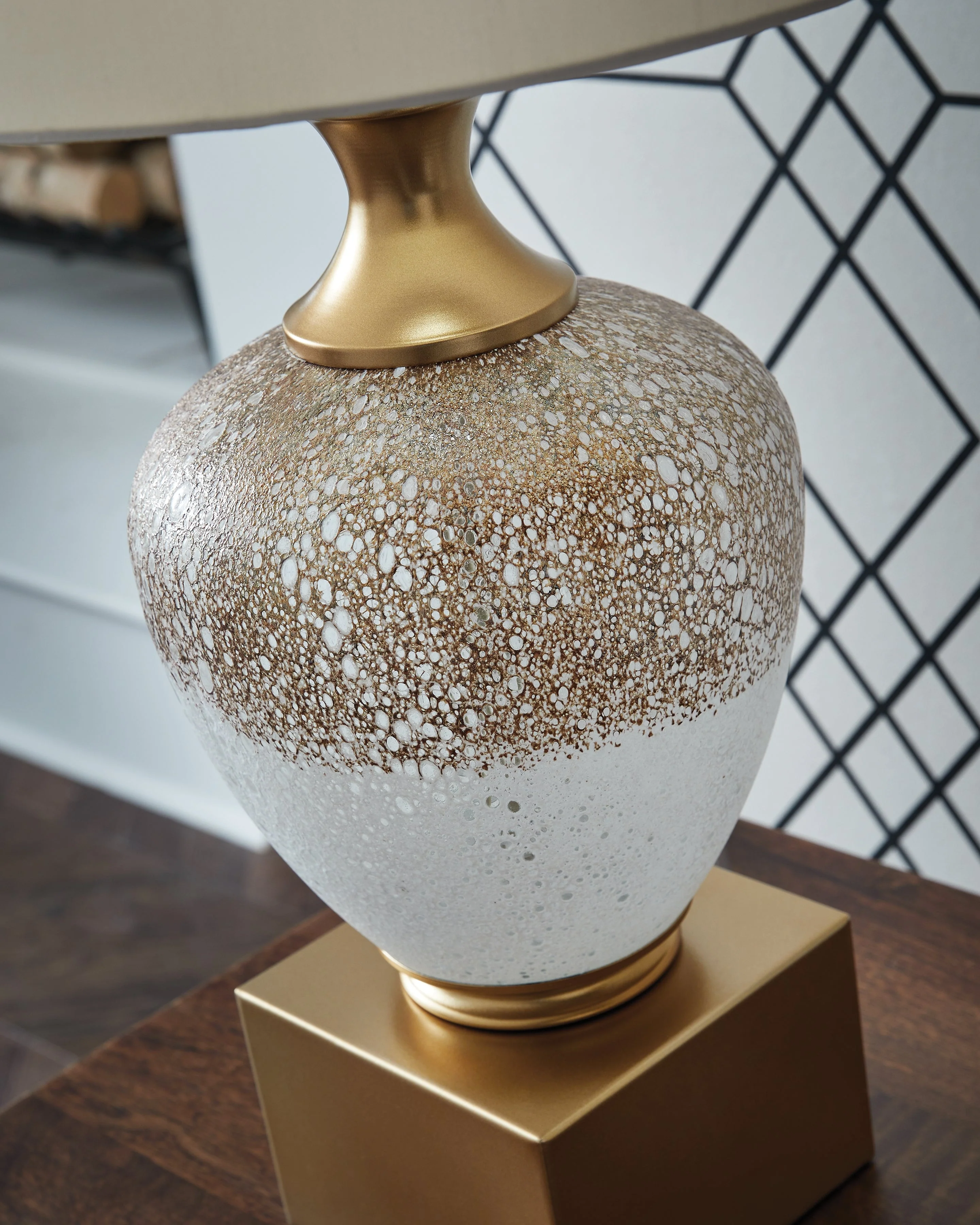 Tavisburg Brown/White/Gold Table Lamp - Image 3