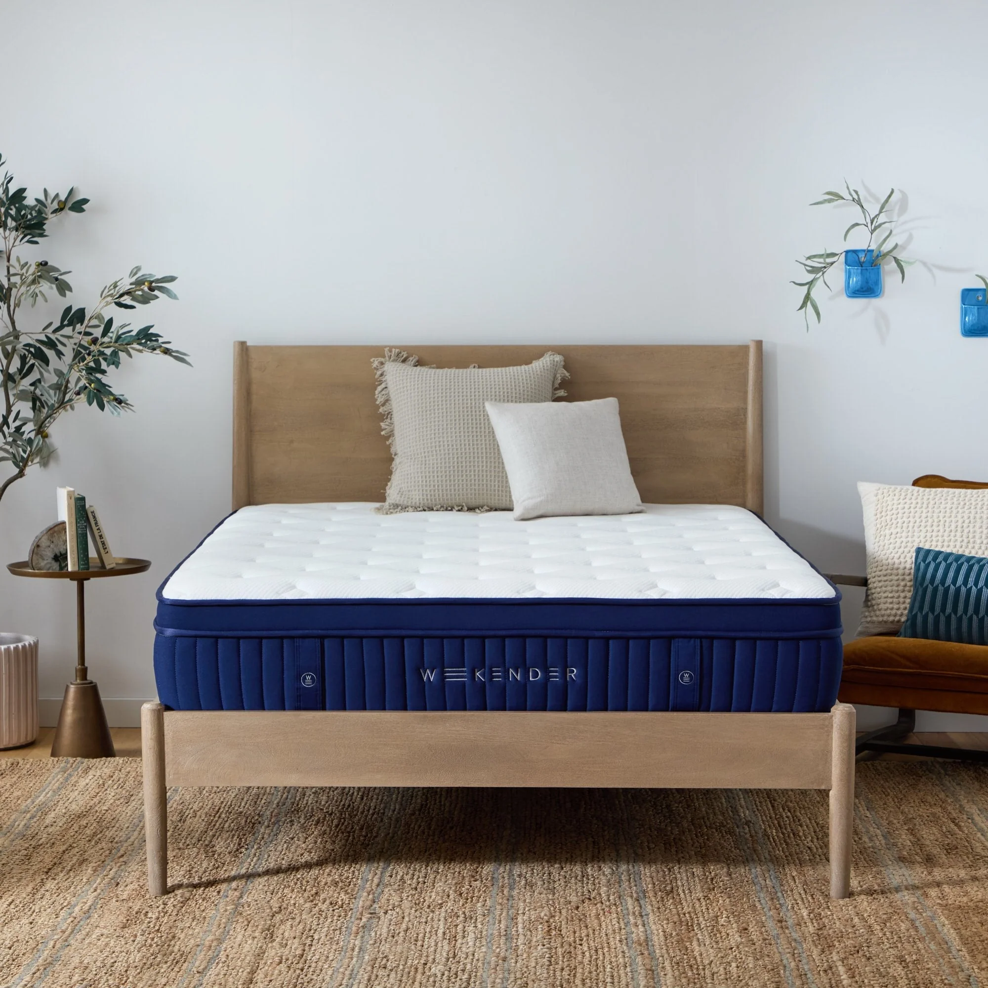 Weekender Blue/White Full 11" Euro Top Hybrid Mattress - Image 3