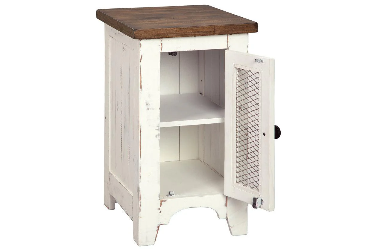 Wystfield White/Brown Chairside End Table - Image 3
